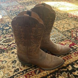Size 8 Ariat Heritage R Toe Western Boot in distressed brown
